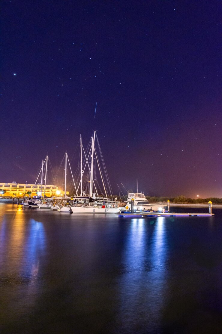Foto barcos a vela no mar contra o céu à noite