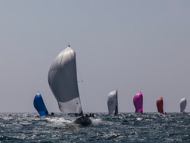 Foto barcos a vela no mar contra o céu limpo