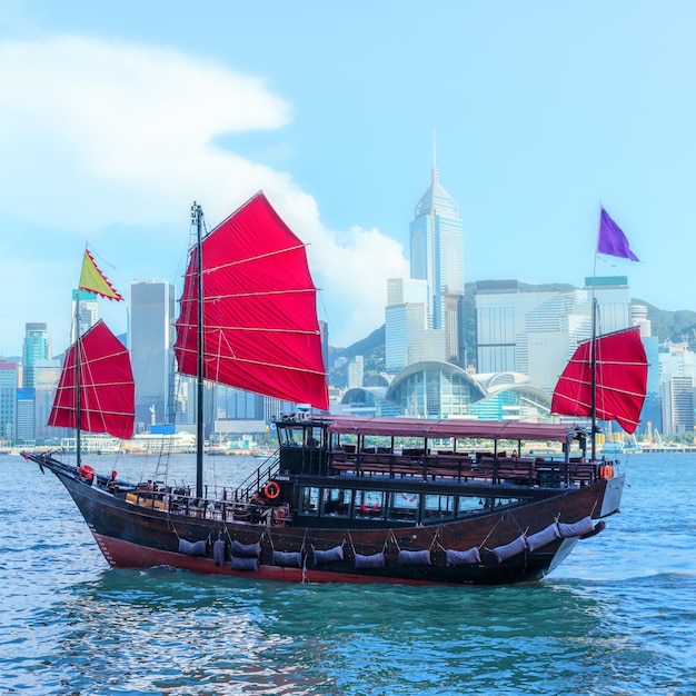 Barcos a vela no mar contra o céu na cidade