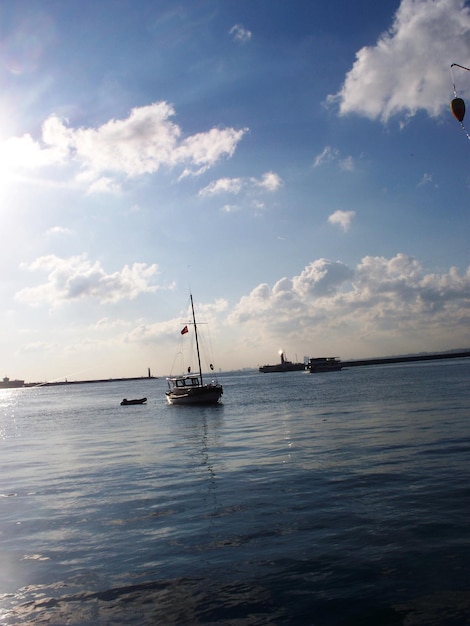 Foto barcos a vela no mar contra o céu