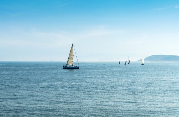 Barcos à vela no mar, Qingdao Olympic Sailing Center, China