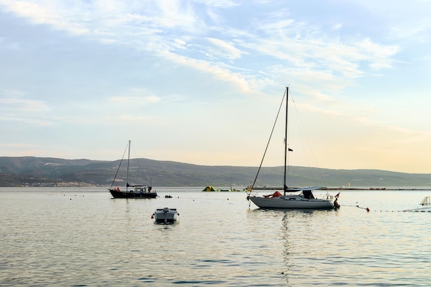 Barcos à vela no porto no mar Adriático em Omis, Croácia