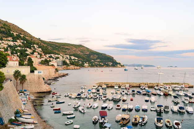 Barcos à vela no porto velho no mar adriático em dubrovnik, croácia