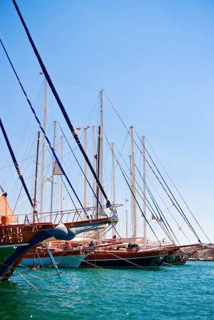 Foto barcos à vela no porto