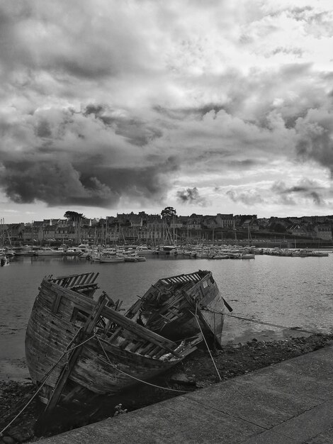 Foto barcos abandonados na praia contra o céu