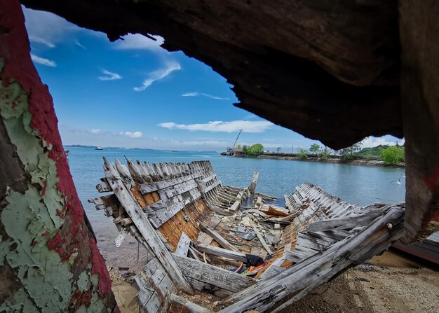 Barcos abandonados en la playa contra el cielo