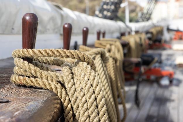 Los barcos abordan las cuerdas de un barco de batalla en la cubierta del buque histórico militar