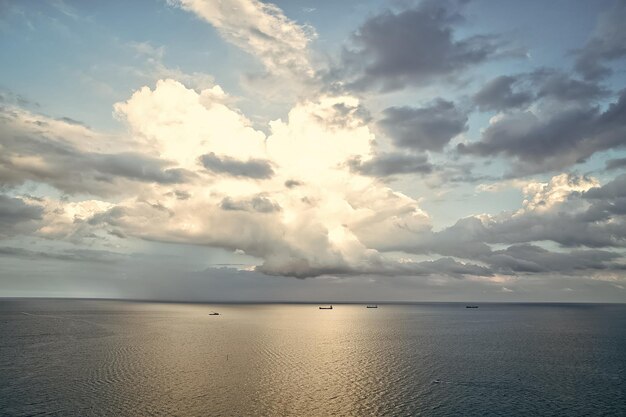 Barcos en el agua con cielo nublado