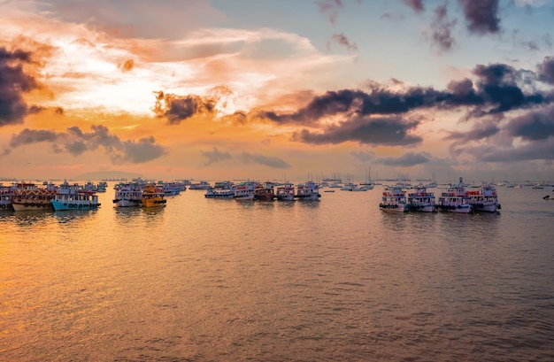 Barcos en el agua de Mumbai al amanecer. Región de Colaba de Mumbai, Maharashtra, India.