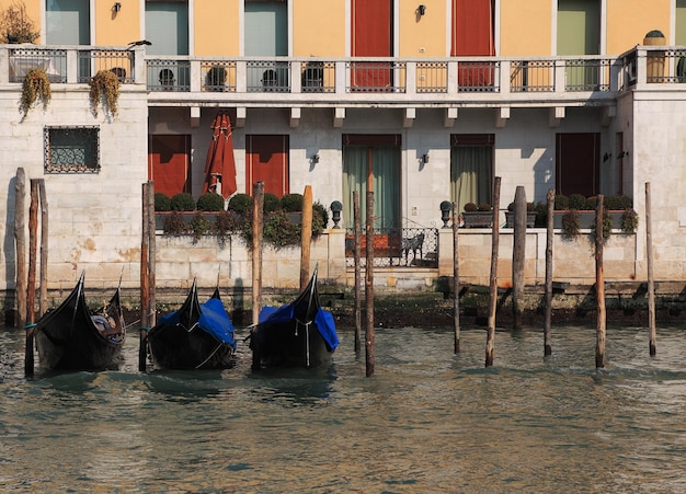 Foto barcos en el agua