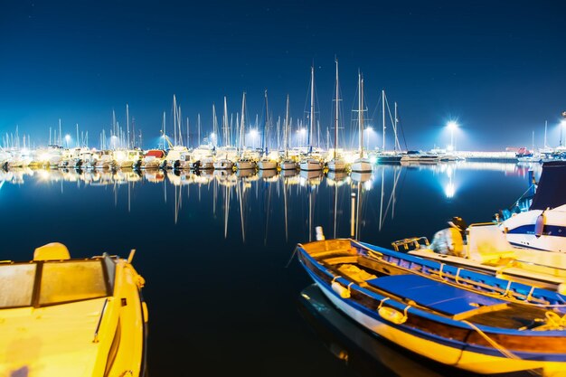 Barcos en Alghero por la noche Italia