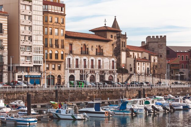 Foto barcos amarrados en el canal contra edificios en la ciudad