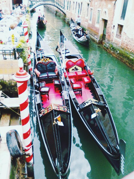 Foto barcos amarrados en el canal