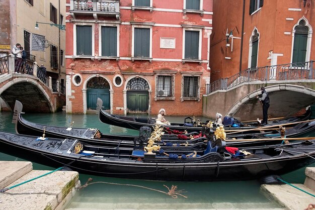 Foto barcos amarrados en el canal