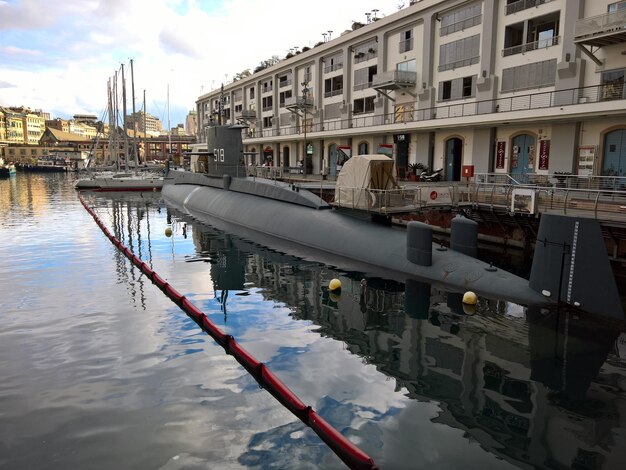 Foto barcos amarrados en la ciudad contra el cielo