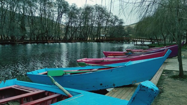 Foto barcos amarrados en el lago contra el cielo