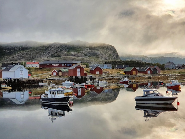 Foto barcos amarrados en el lago contra el cielo