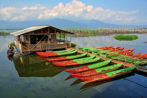 Barcos amarrados en el lago contra el cielo