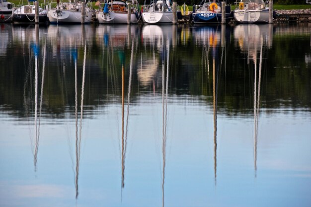 Foto barcos amarrados en el lago