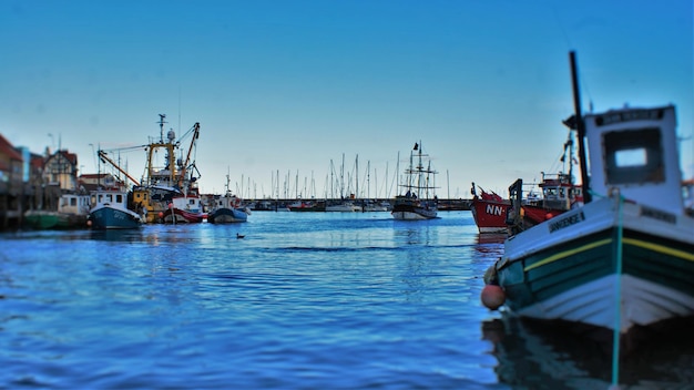 Foto barcos amarrados en el mar contra un cielo despejado