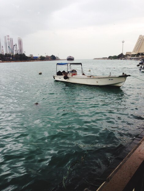 Foto barcos amarrados en el mar contra el cielo