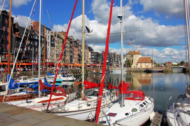 Foto barcos amarrados en el mar contra el cielo