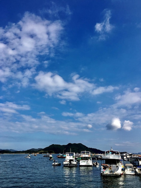 Barcos amarrados en el mar contra el cielo