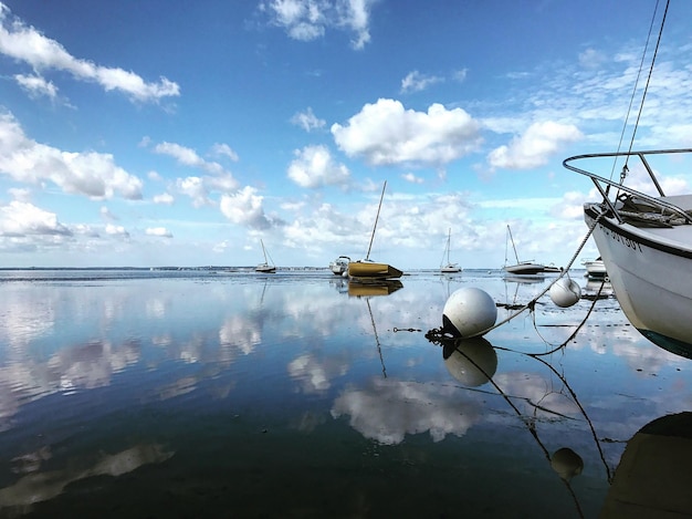 Barcos amarrados en el mar contra el cielo