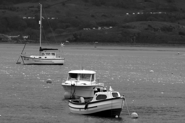 Foto barcos amarrados en el mar