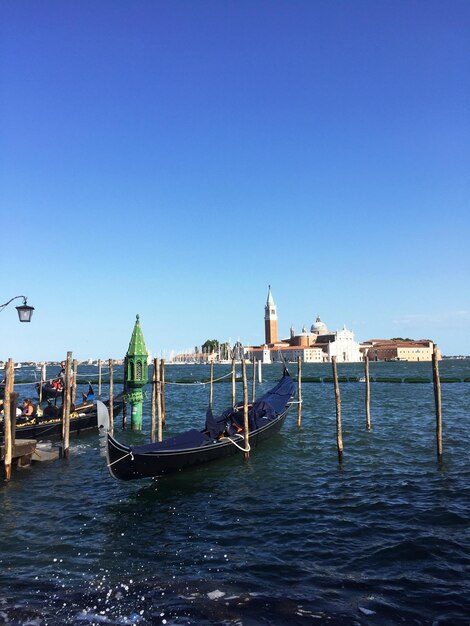 Foto los barcos amarrados en el muelle contra el cielo azul claro