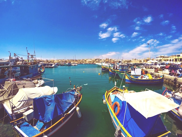 Foto barcos amarrados en el muelle