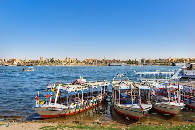 Barcos amarrados en el Nilo