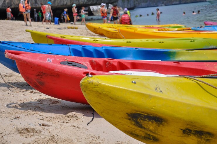 Foto barcos amarrados en la playa