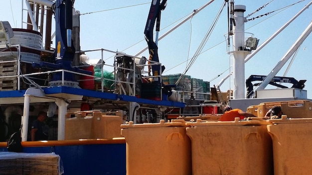 Barcos amarrados en el puerto contra un cielo despejado