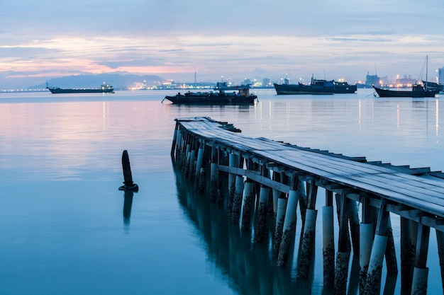 Barcos amarrados en el puerto contra el cielo durante la puesta de sol