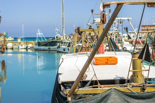 Foto barcos amarrados en el puerto contra el cielo