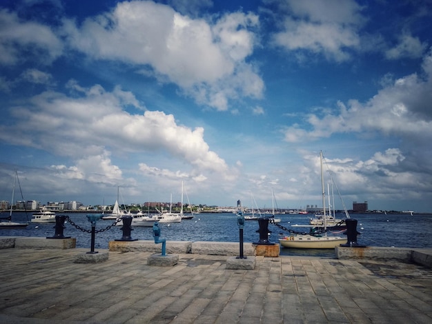 Foto barcos amarrados en el puerto contra el cielo