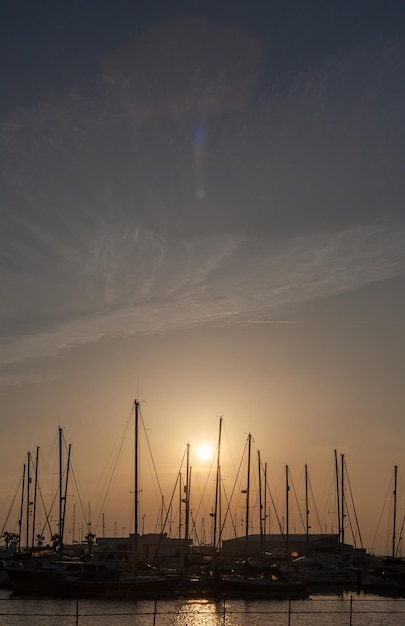 barcos amarrados en el puerto de la linea de la concepcion frente a gibraltar al atardecer