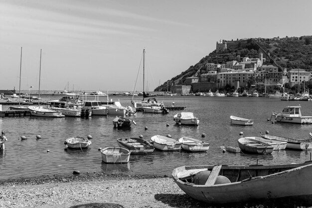 Foto barcos amarrados en el puerto