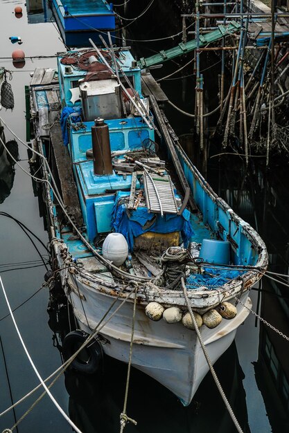 Foto barcos amarrados en el puerto