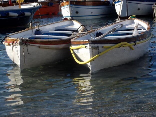 Barcos amarrados en el puerto