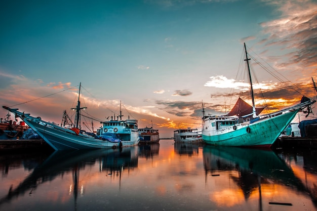 Barcos amarrados en el puerto