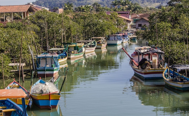 Barcos amarrados en el río por edificios