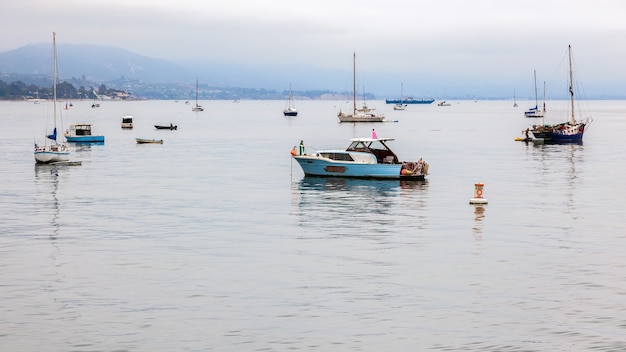 Barcos anclados frente a Santa Bárbara, California, EE.UU. el 10 de agosto de 2011 Dos personas no identificadas