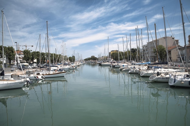 Barcos ancorados ao longo do porto do canal Rimini