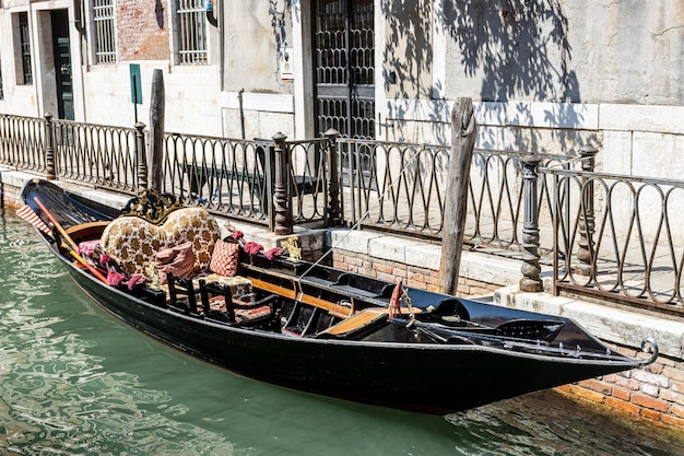 Foto barcos ancorados em canais em meio a edifícios na cidade