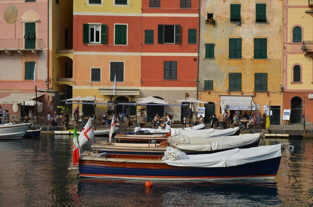 Foto barcos ancorados em um canal na cidade