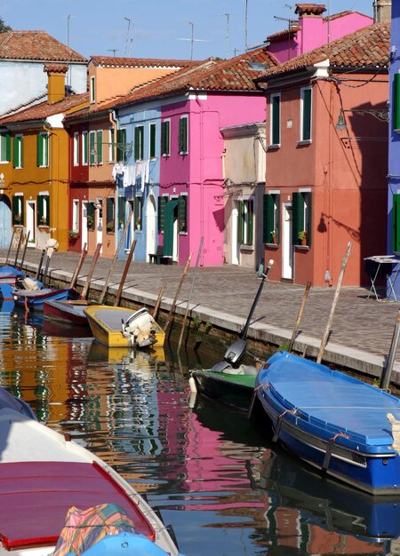 Foto barcos ancorados na água