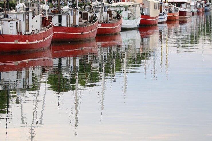 Foto barcos ancorados na água
