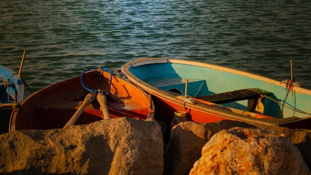 Foto barcos ancorados na costa